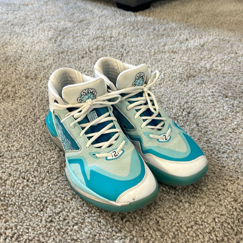 Good condition. New Balance KAWHI Snowman. Size 10
